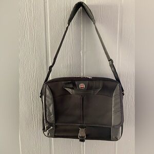 Wenger Swissgear Sherpa 16 Laptop Messenger Bag​